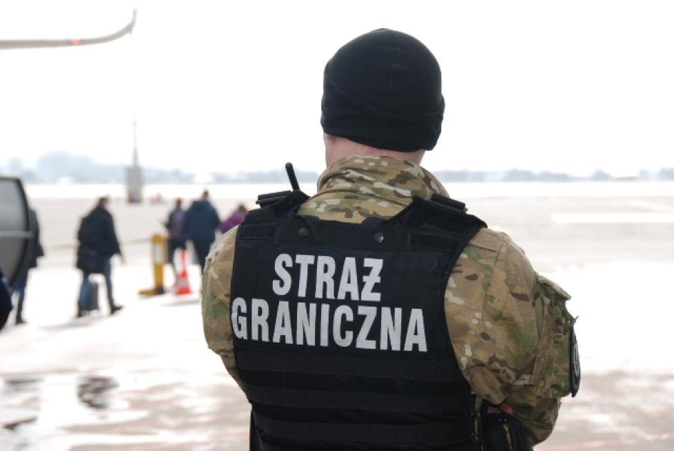 Funkcjonariusz Straży Granicznej na lotnisku w Gdańsku (fot. MOSG)