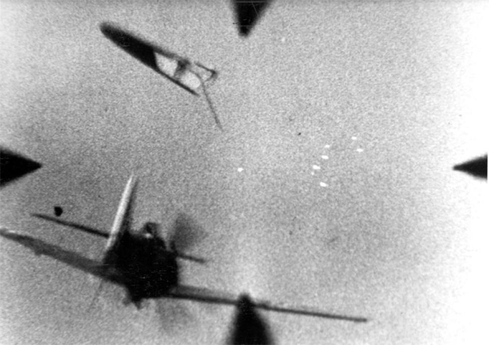 Niemiecki myśliwiec Fw190 zestrzelony przez amerykański samolot