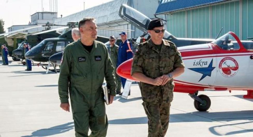 Generał Różański w 4 Skrzydle Lotnictwa Szkolnego (fot. Marta Serafin)
