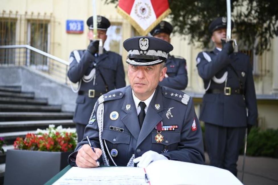 Generał broni pilot Jan Śliwka dokonał wpisu do Księgi Pamiątkowej DGRSZ (fot. Mirosław C. Wójtowicz)