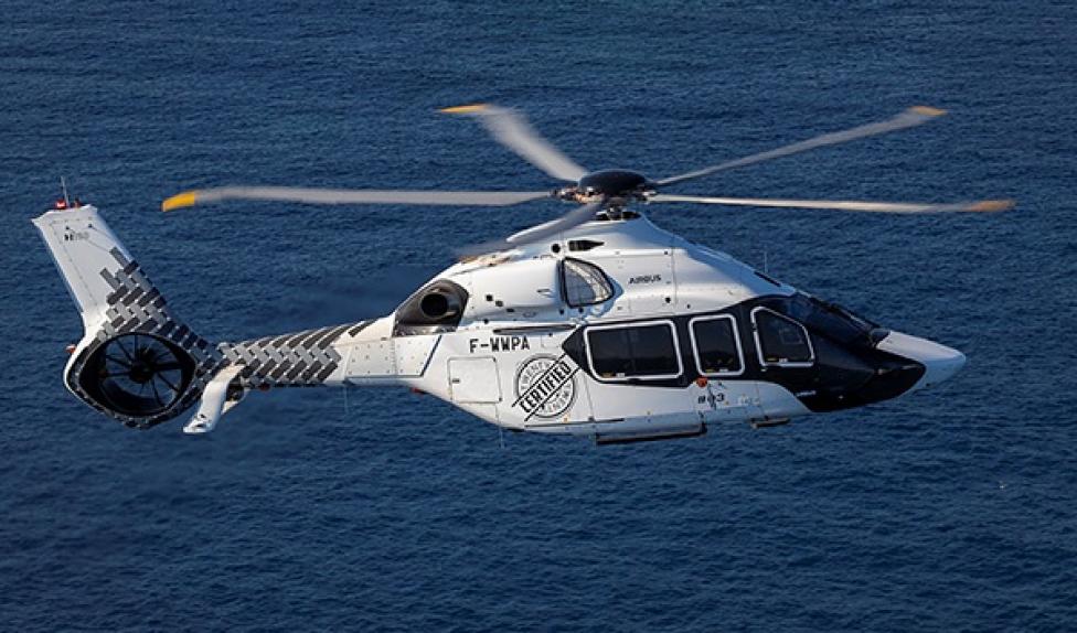 H-160 w locie nad wodą - widok z boku (fot. Eric Raz/Airbus Helicopters)