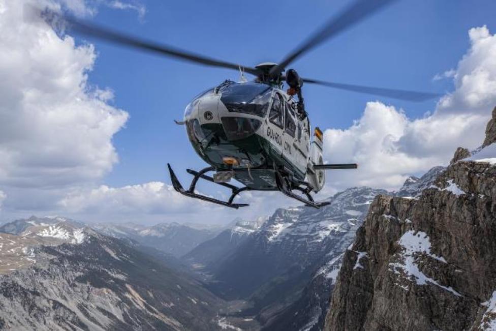 H135 Gwardii Cywilnej Hiszpanii w locie w górach (fot. Airbus Helicopters)