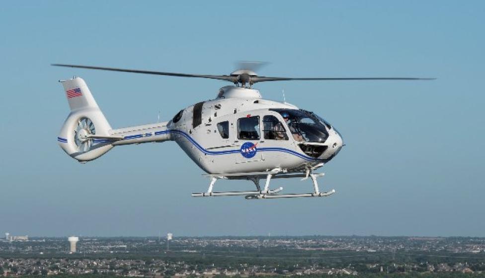 H135 należący do NASA w locie - widok z boku (fot. Airbus Helicopters)
