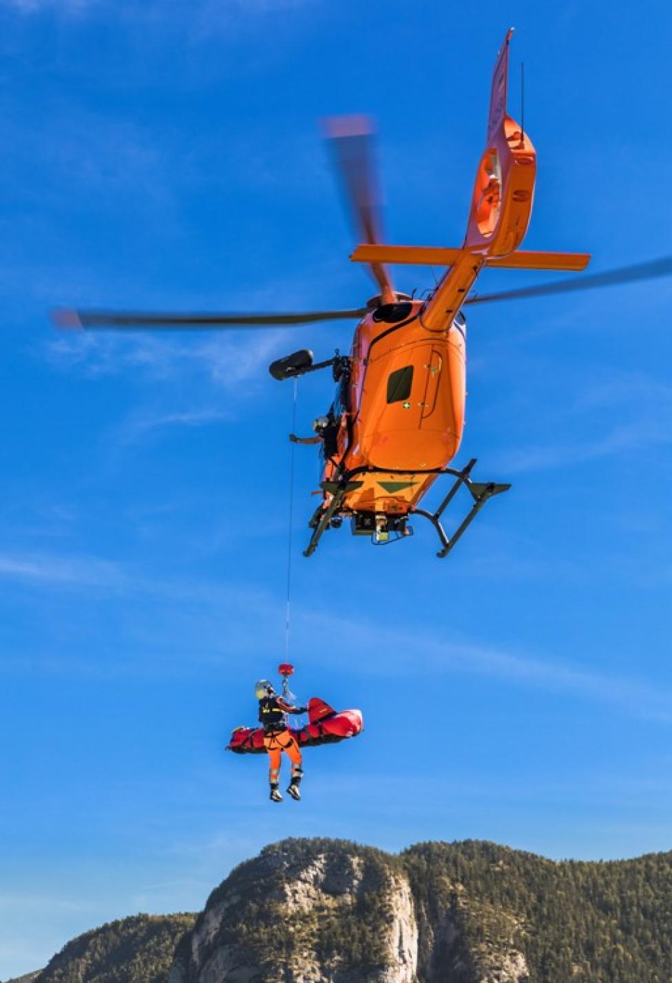 H135 w locie podczas akcji ratowniczej (fot. Christian Keller/Airbus)