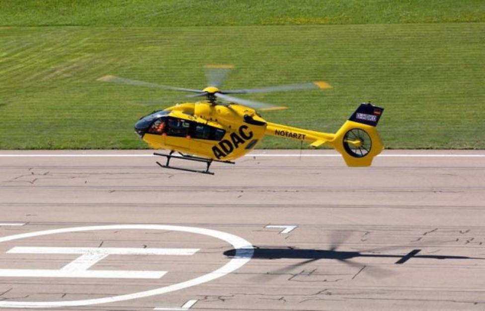H145 - pięciołopatowy śmigłowiec należący do ADAC Luftrettung na lotnisku (fot. Airbus Helicopters)