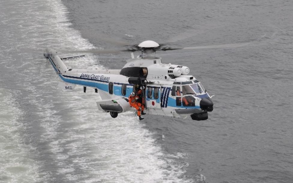 H225 należący do Japońskiej Straży Wybrzeża w locie nad morzem (fot. Airbus Helicopters/Anthony Pecchi)