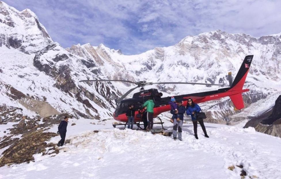 Helikopter z turystami w rejonie Annapurny (fot. himalayatrekinfo.com)