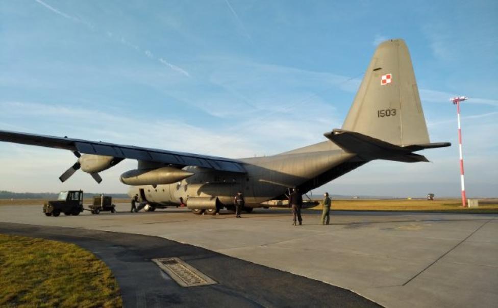 C-130E Hercules z 33.BLT na lotnisku - załadunek (fot. kpt. Martyna Fedro-Samojedny)