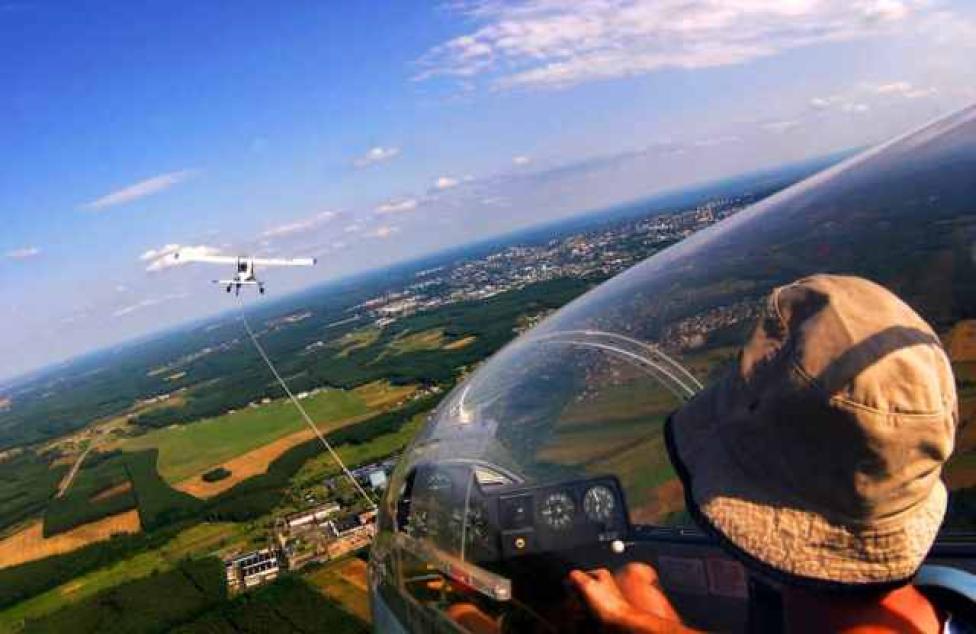 Holowanie szybowca (fot. Aeroklub Ziemi Lubuskiej)