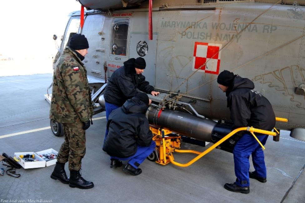 Przygotowanie do lotu śmigłowca pokładowego SH-2G (fot. kmdr ppor. Marcin Braszak)