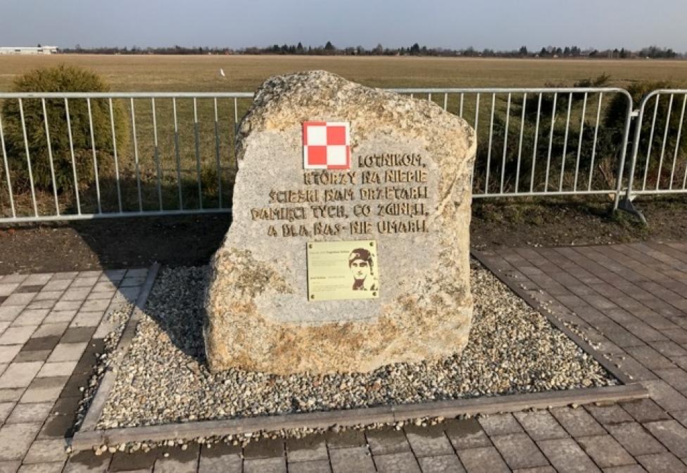 Okolicznościowy obelisk na lotnisku w Piotrkowie Trybunalskim poświęcony tragicznie zmarłym lotnikom (fot. azp.com.pl)