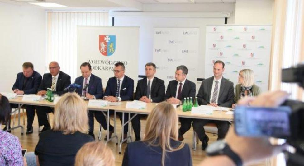 Spotkanie członków zarządu EME Aero z marszałkiem woj. podkarpackiego (fot. Daniel Kozik/Biuro prasowe UMWP)