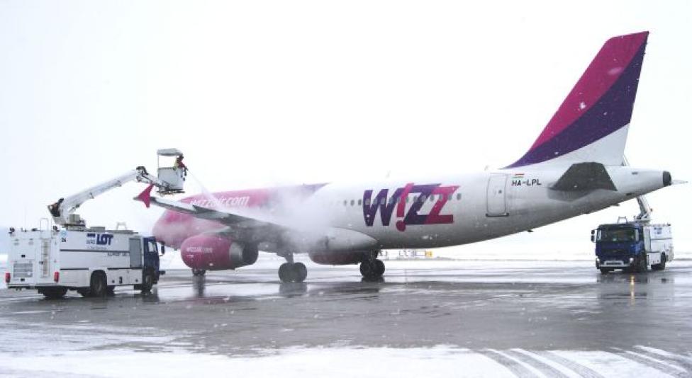 Odladzanie samolotu na płycie wrocławskiego lotniska (fot. Port Lotniczy Wrocław)