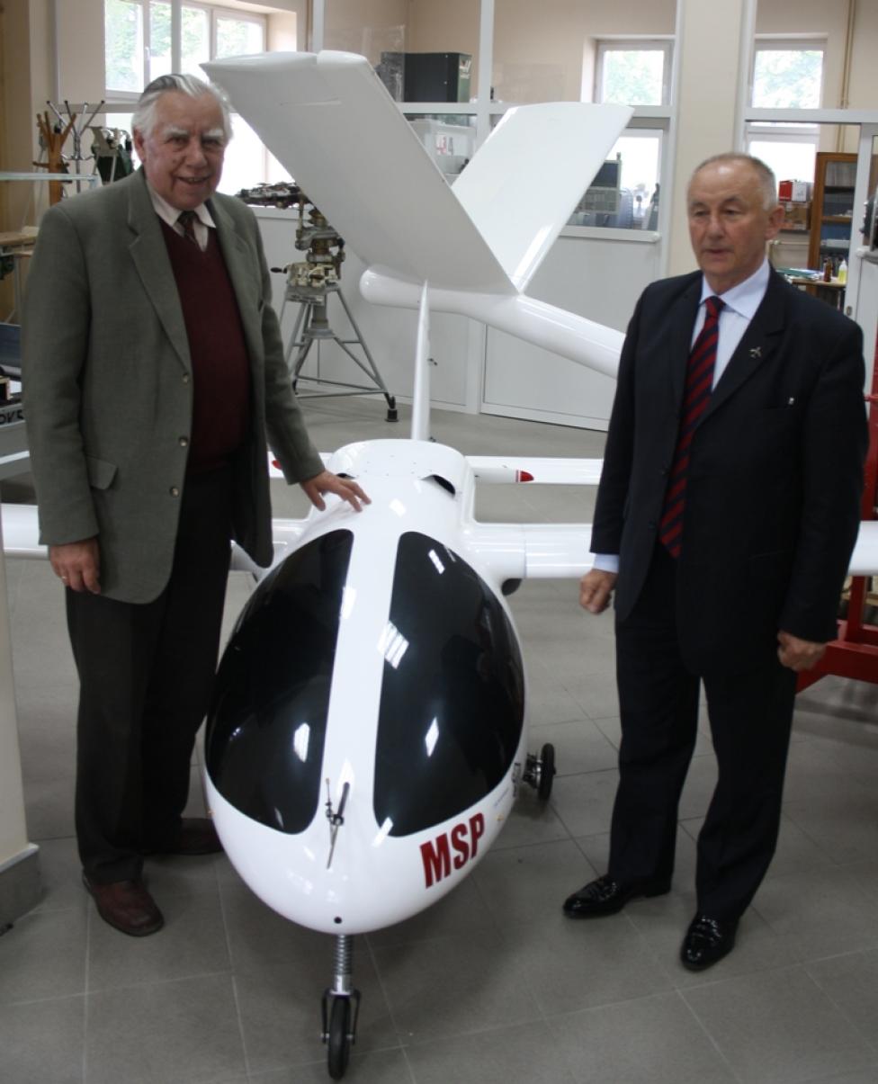 Prof. Danilecki oraz Prof. Olejnik obok modelu samolotu OSA
