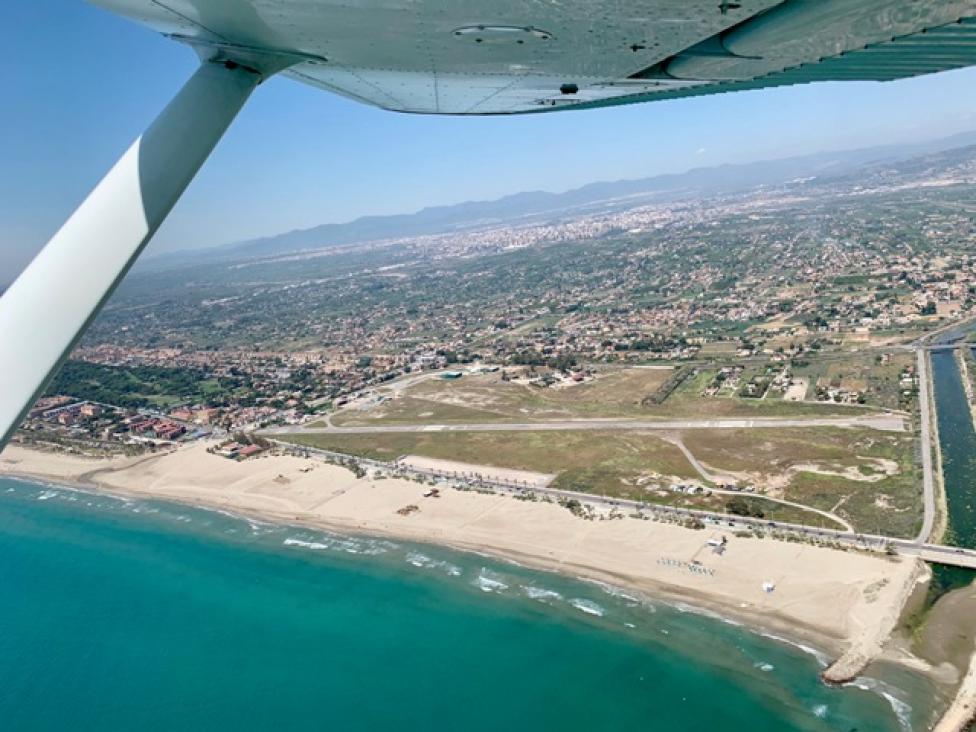 Widok z samolotu na lotnisko przy plaży (fot. Michał Wieczorek)