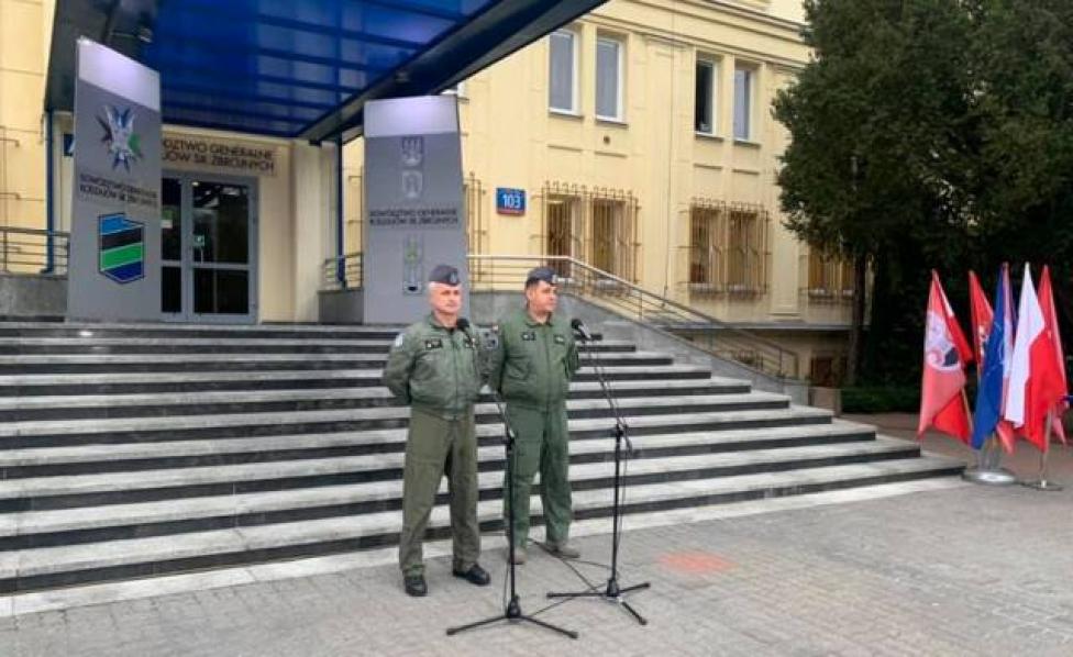 Inspektor Sił Powietrznych, gen. dyw. pil. Jacek Pszczoła i Dowódca 1. SLT płk. pil. Maciej Trelka (fot. DG RSZ)