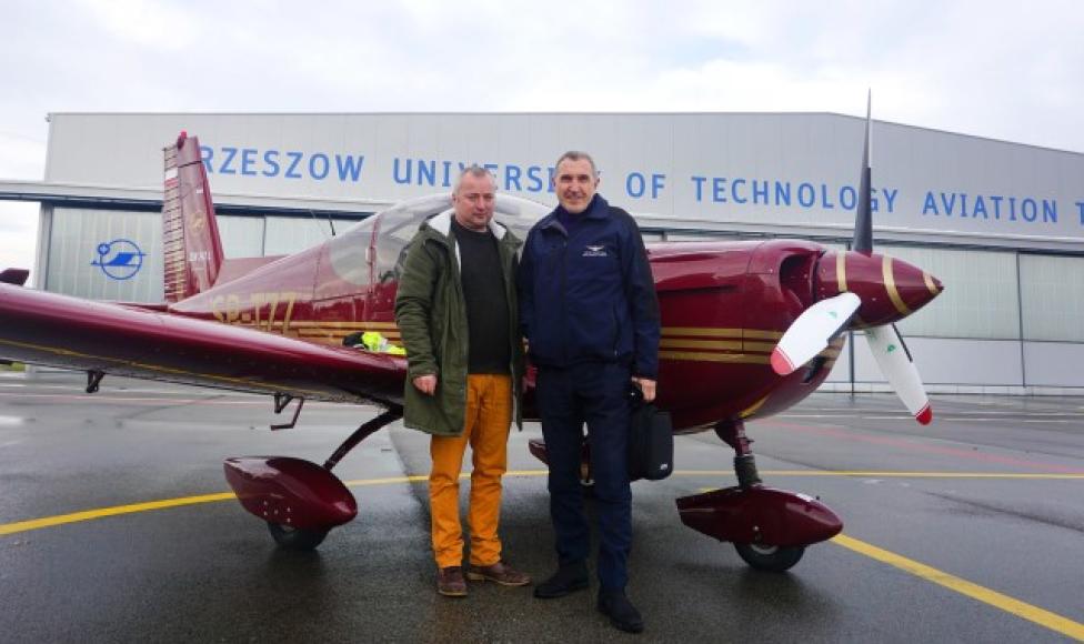 Instr. pilot Krzysztof Grabek oraz dyrektor OKL instr. pilot Mieczysław Górak przed samolotem ZLIN 242L (fot. A. Buk)