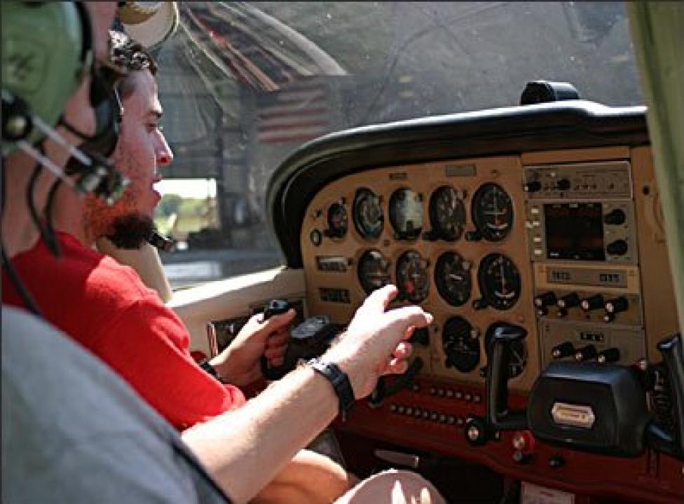 Instruktor i uczeń-pilot w samolocie