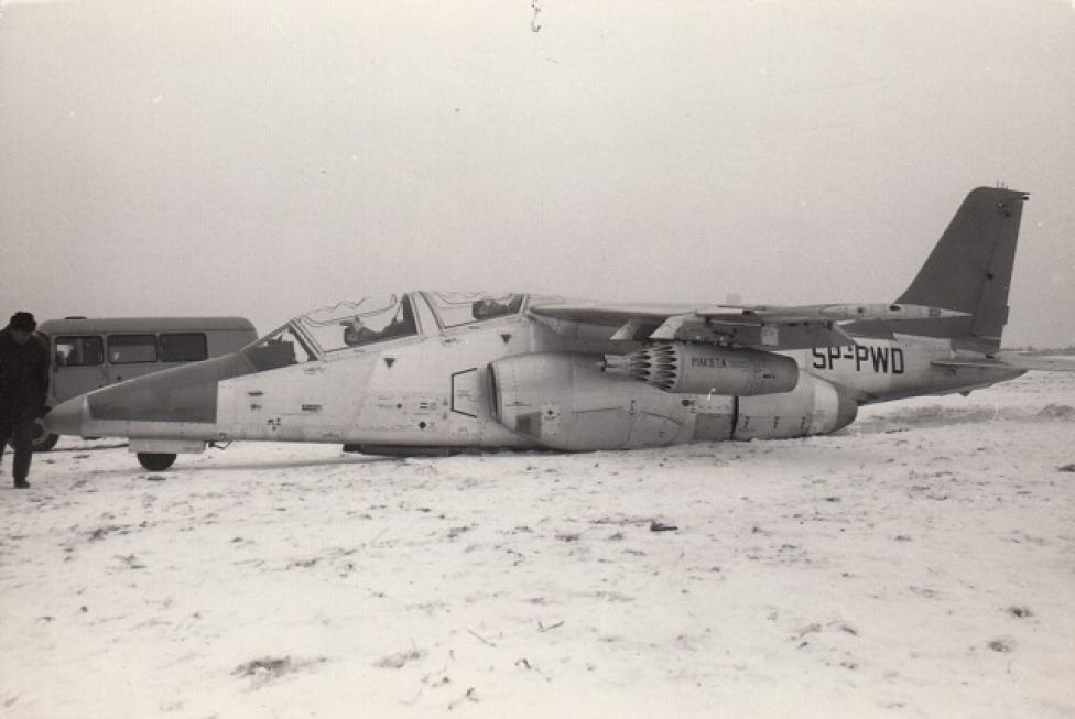 PZL I-22 Iryda (SP-PWD) po lądowaniu bez podwozia na lotnisku w Mielcu, fot. źródło: Henryk Bronowicki