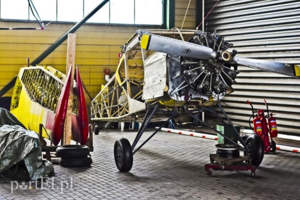 JAK-12A w hangarze Aeroklubu Elbląskiego przechodzi podstawowy remont (fot. Michał Skroboszewski)