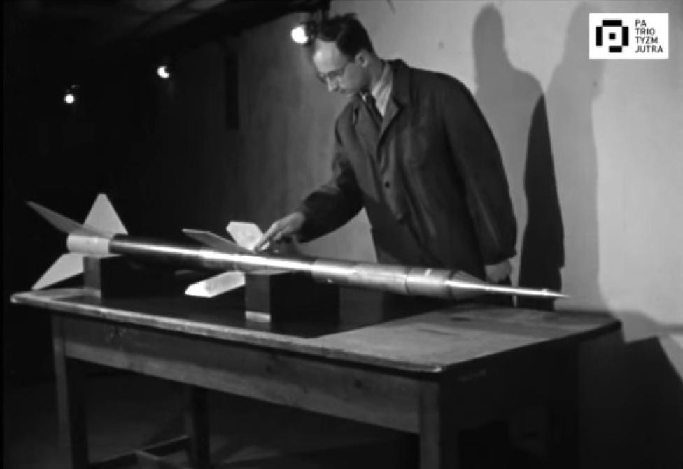 Jacek Walczewski prezentuje rakietę RP3 (fot. kadr z filmu na youtube.com)