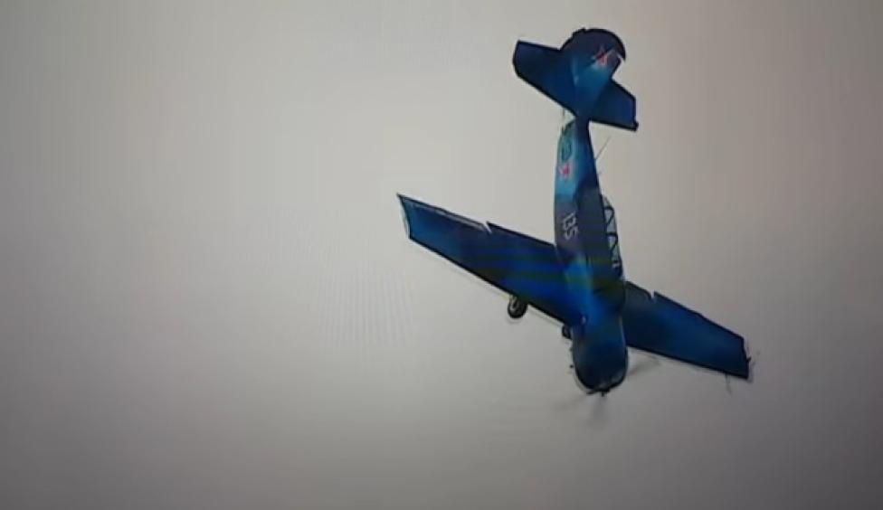 Jak-52 podczas próby wyjścia z korkociągu (fot. kadr z filmu na youtube.com)
