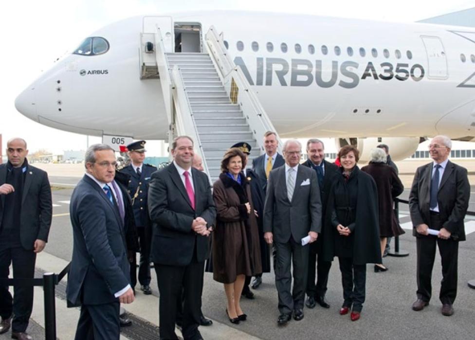 Jego Królewska Mość i Jej Królewska Mość, Król i Królowa Szwecji, przed samolotem testowym A350 w Tuluzie we Francji