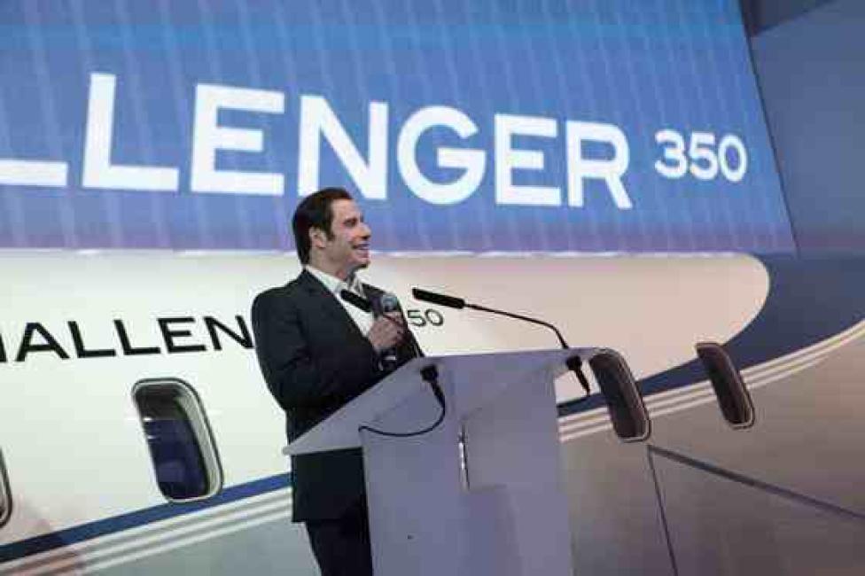 Pilot i aktor John Travolta prezentuje kabinę odrzutowca Challenger 350