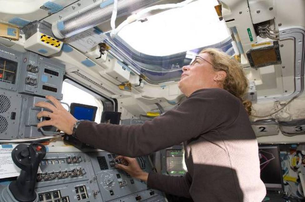 Julie Payette patrzy przez okno podczas operacji na rufowym pokładzie promu kosmicznego (fot. NASA)