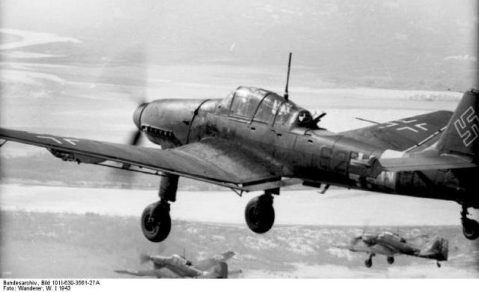 Junkersy Ju-87 w locie - widok z ukosa (fot. Bundesarchiv, Bild 101I-630-3561-27A/ Wanderer, W./CC-BY-SA 3.0/Wikimedia Commons)