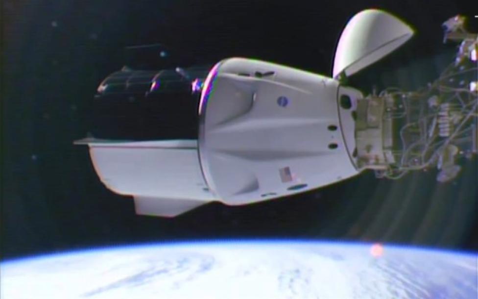 Kapsuła Crew Dragon zacumowała do Międzynarodowej Stacji Kosmicznej (fot. kadr z filmu NASA)
