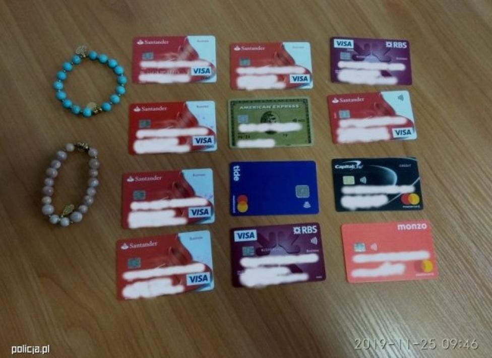 Karty kredytowe bez pokrycia, którymi płacono w samolotach (fot. policja.pl)