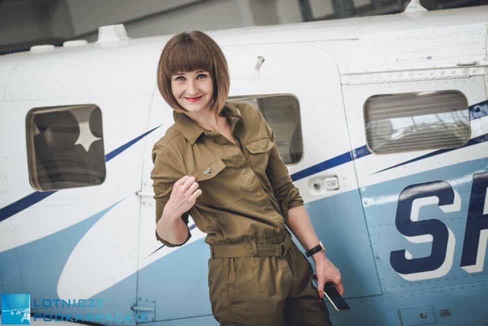 Katarzyna Hadała przed samolotem (fot. Wojciech Turbak)