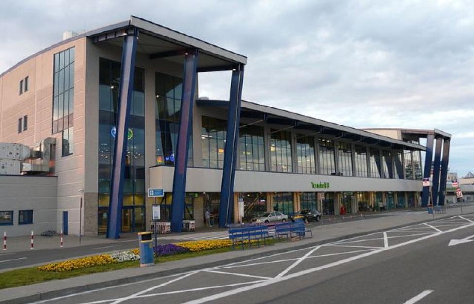 Port Lotniczy Katowice – Terminal B (fot. User:Piotrus (praca własna)/GFDL/Wikimedia Commons)