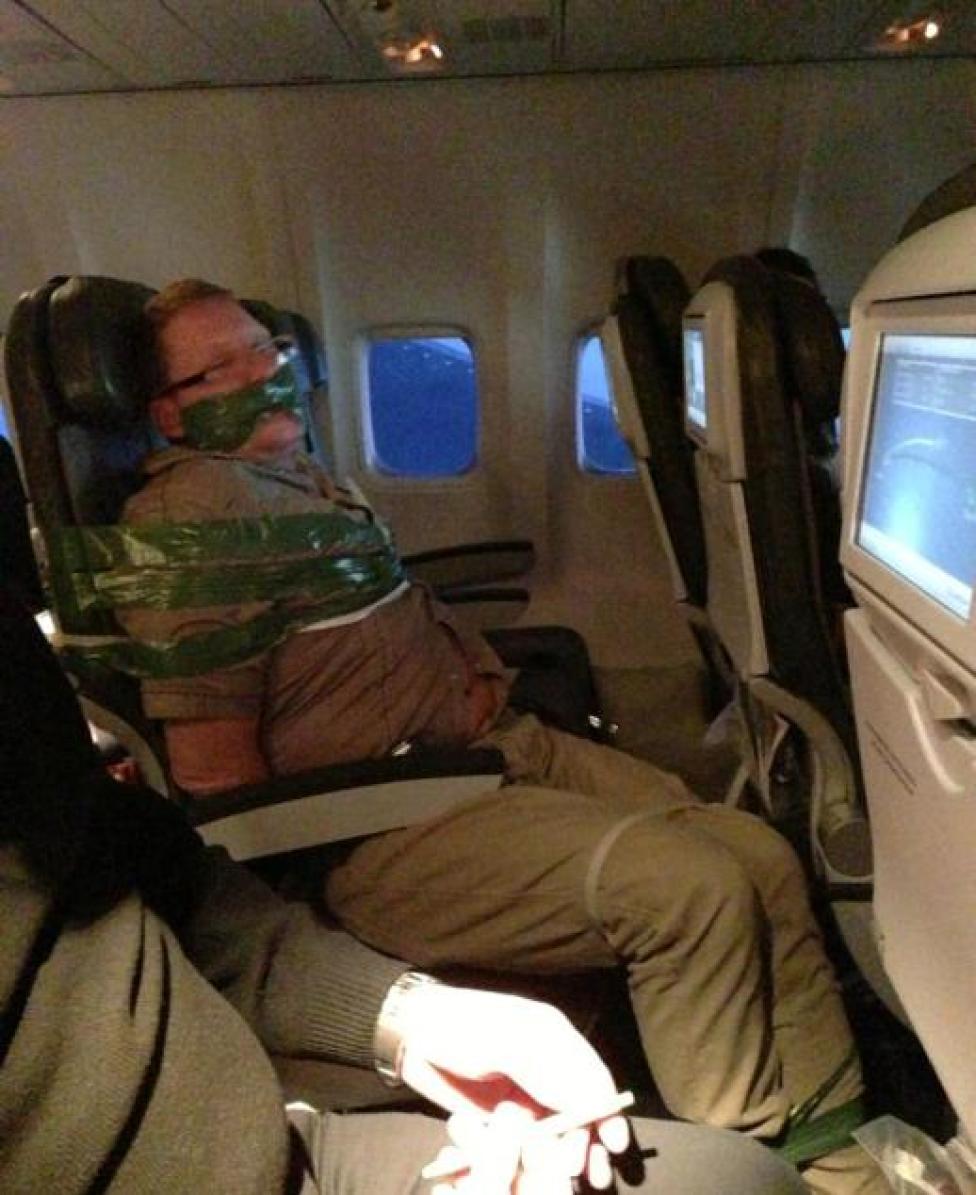 Kłopotliwy pasażer samolotu (fot. reddit.com)