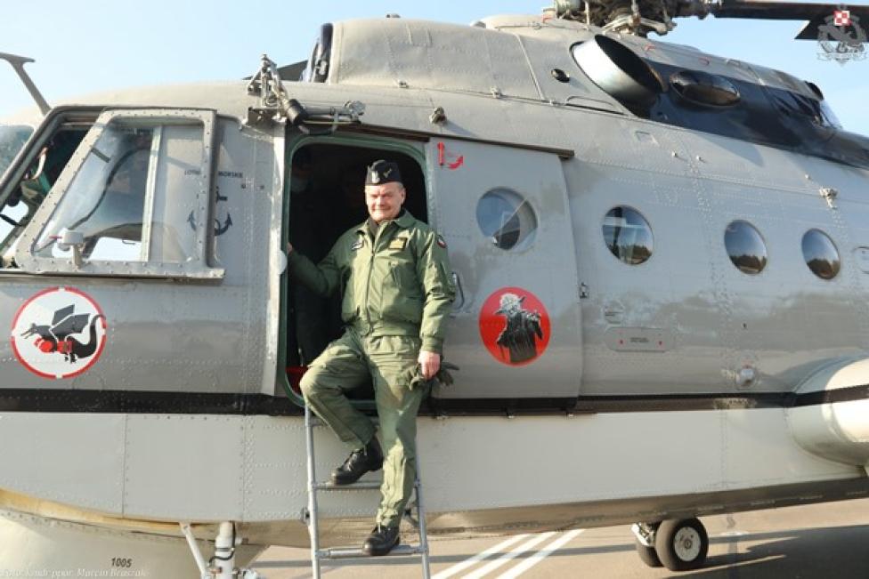 Komandor dypl. pil. Jarosław Czerwonko wychodzi ze śmigłowca Mi-14PŁ (fot. kmdr ppor. Marcin Braszak)