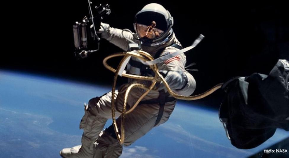 Kosmonauta w przestrzeni kosmicznej (fot. NASA)