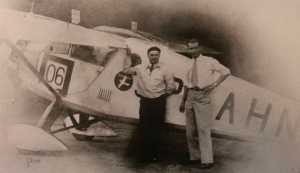 Kpt. Franciszek Żwirko i inż. Stanisław Wigura przy samolocie RWD-6, 1932 rok, Warszawa Okęcie (źródło: Muzeum PW)