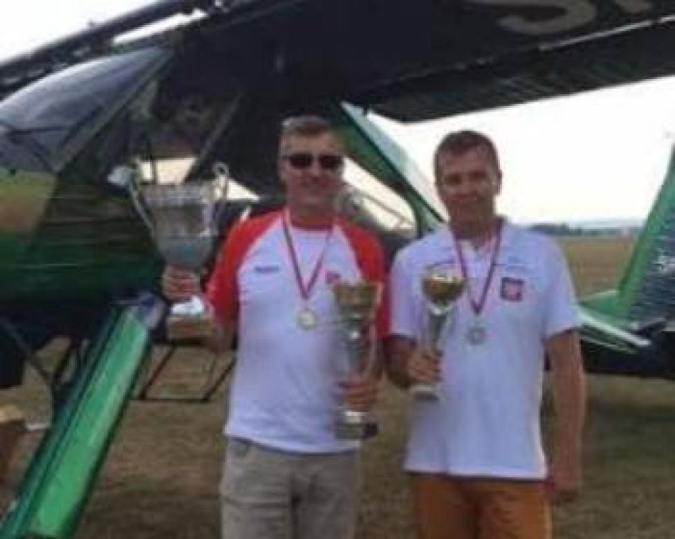 Krzysztof Wieczorek (z lewej) i Marcin Wieczorek z trofeami MP (fot. Archiwum Aeroklub Krakowski)