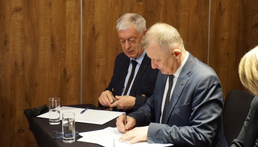 Podpisanie umowy o współpracy między Politechniką Rzeszowską i Starostwem Powiatowym w Łańcucie (fot. Anna Świerk)