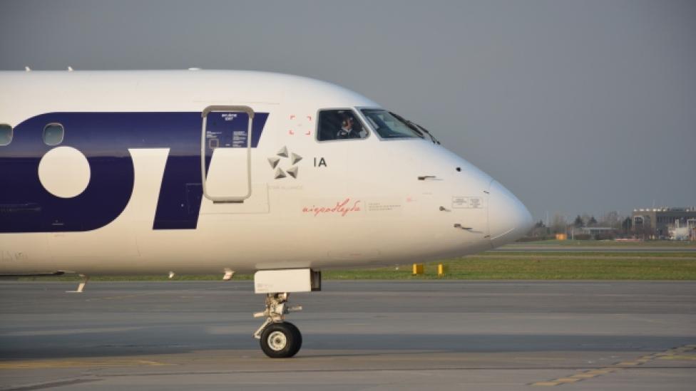 Embraer 175 LOT-u z logo "Niepodległa" podczas rejsu do Szczecina (fot. PLL LOT)