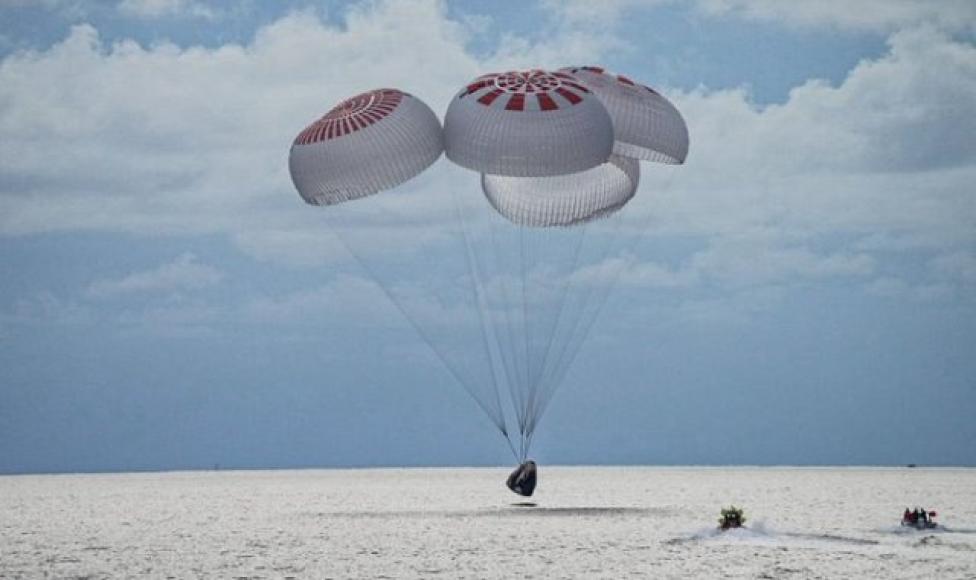 Lądowanie na Atlantyku nieopodal wybrzeża Florydy kapsuły Crew Dragon z astronautami-amatorami (fot. SpaceX/Twitter)