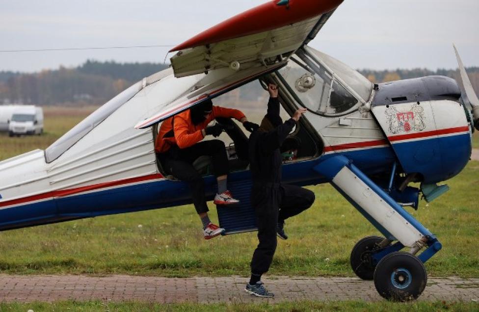 Lądowanie porwanego samolotu w Piastowie k. Radomia (fot. mazowiecka.policja.gov.pl)