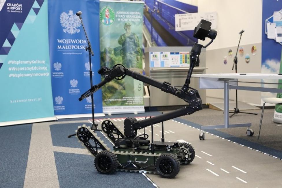 Lekki robot pirotechniczny PIAP GRYF dla SG w Porcie Lotniczym Kraków (fot. Karpacki OSG)