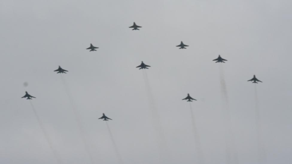 Lotnicy ćwiczą przed defiladą z okazji Święta Wojska Polskiego (fot. 23blt.wp.mil.pl)