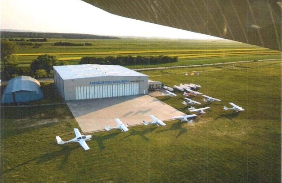 Lotnisko Zamość-Mokre – hangar i samoloty – widok z góry (fot. AZZ)