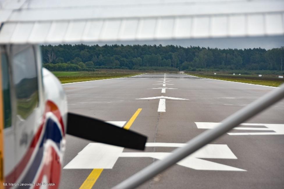 Lotnisko Białystok-Krywlany - widok na pas startowy zza skrzydła samolotu (fot. Marcin Jakowiak / UM Białystok)