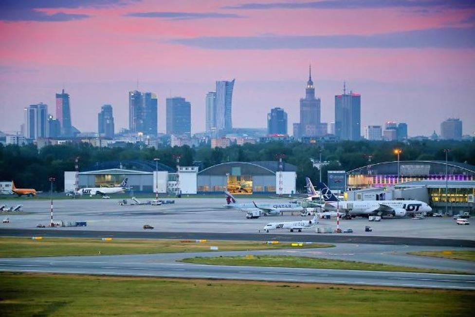 Lotnisko Chopina - samoloty na płycie, hangary i miasto w tle (fot. Krystian Truszkowski)