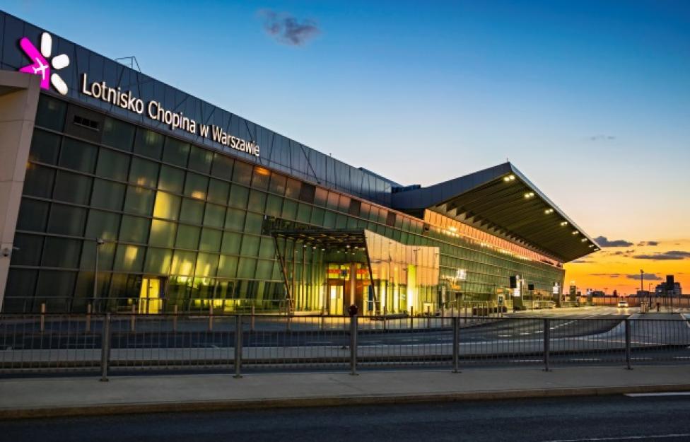 Lotnisko Chopina - terminal od frontu wieczorem z bliska - napis (fot. D. Kłosiński)