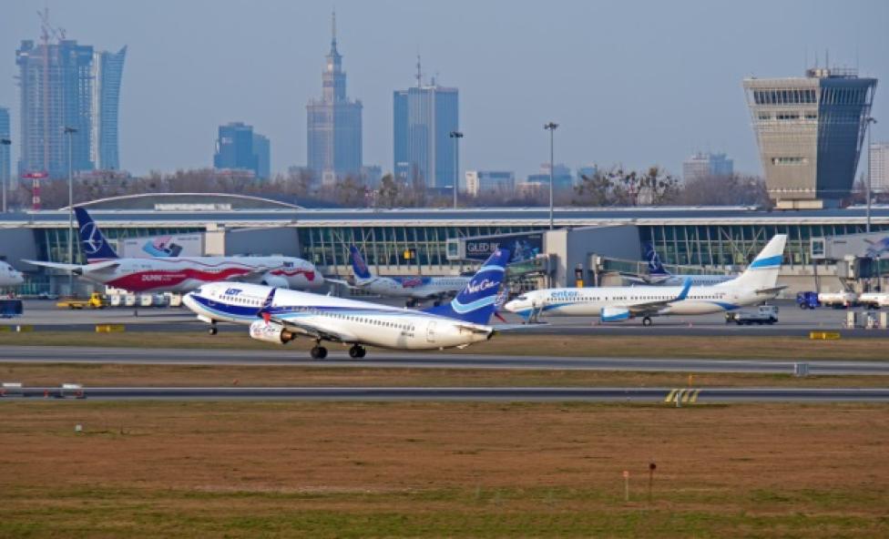 Lotnisko Chopina - widok na pas startowy, samoloty, terminal i miasto w tle (fot. Piotr Bożyk/PAŻP)